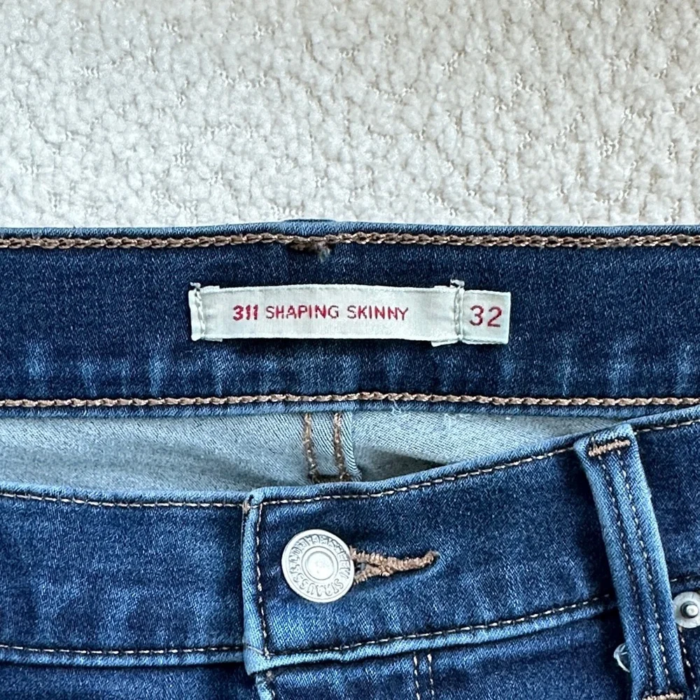 EUC Levi's Women's 311 Shaping Skinny Jeans - Dark Blue Wash / Size 32 - Picture 2 of 7